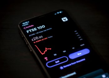 The Pros and Cons of Investing in ETFs vs Mutual Funds