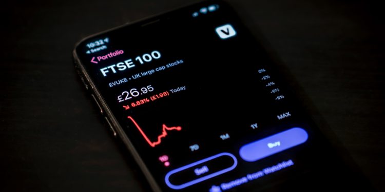 The Pros and Cons of Investing in ETFs vs Mutual Funds