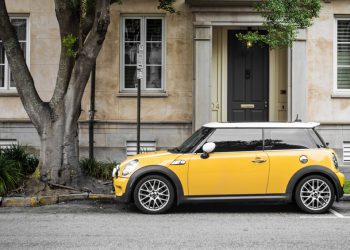 Weighing Your Options: The Pros and Cons of Leasing vs. Buying a Car