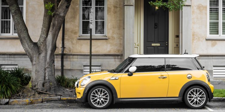 Weighing Your Options: The Pros and Cons of Leasing vs. Buying a Car