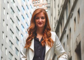 The Advantages of Working with a Financial Advisor for Long-Term Financial Planning